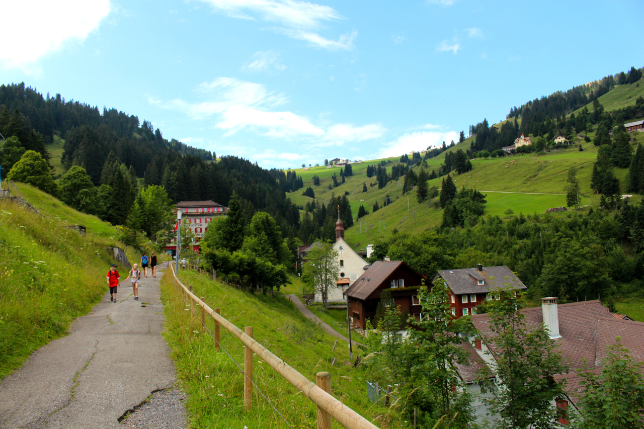 Blue skies leaving Rigi Klösterli