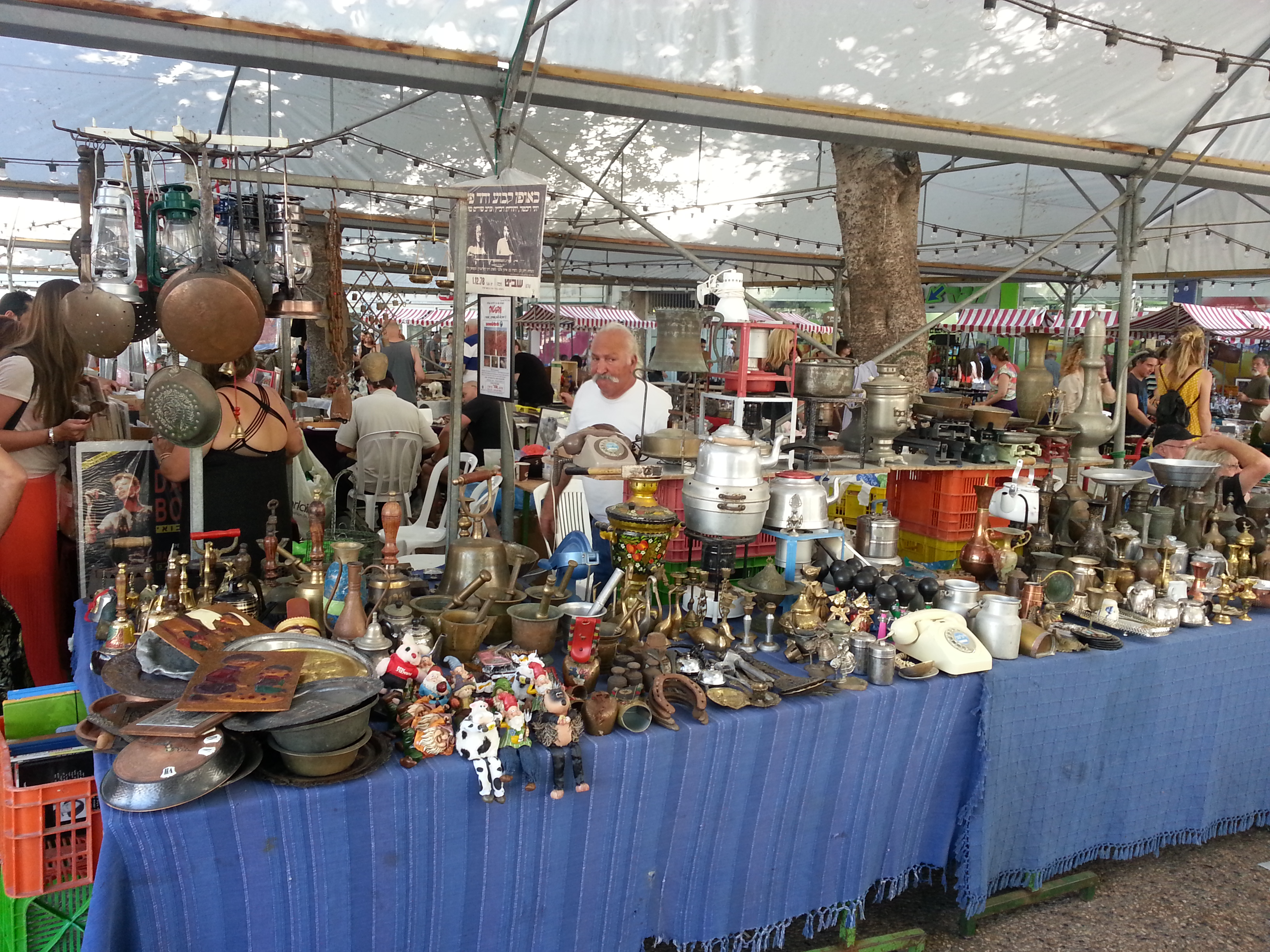 table of tchotchkes